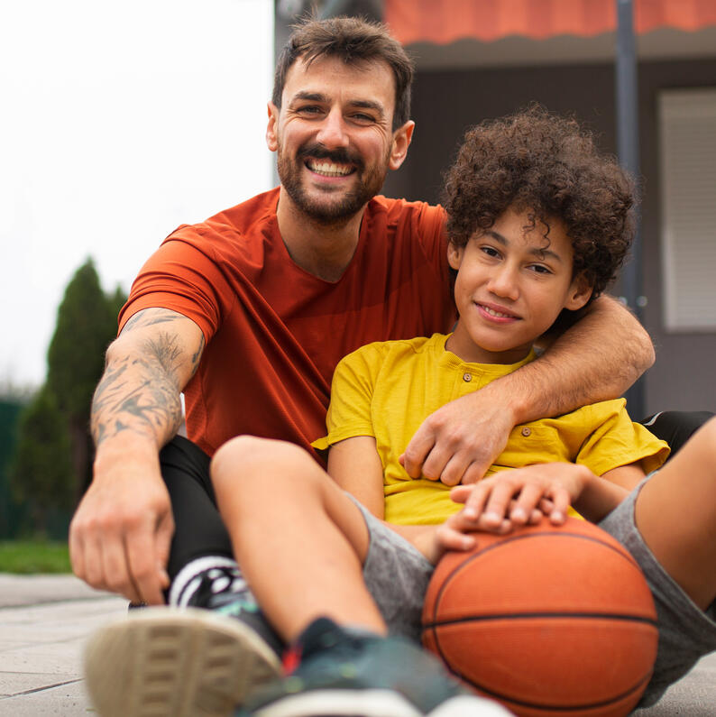 padres-hijo-baloncesto-comunicacion-positiva.jpg Padre e hijo con balón de baloncesto: comunicación positiva para padres de jóvenes deportistas.