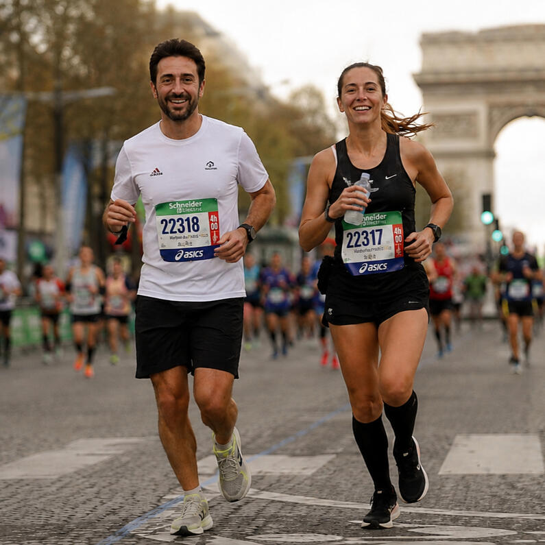 deportistas-alto-rendimiento.jpg Dos corredores en carrera: gestión mental y emocional para mejorar la competición deportiva con PNL.